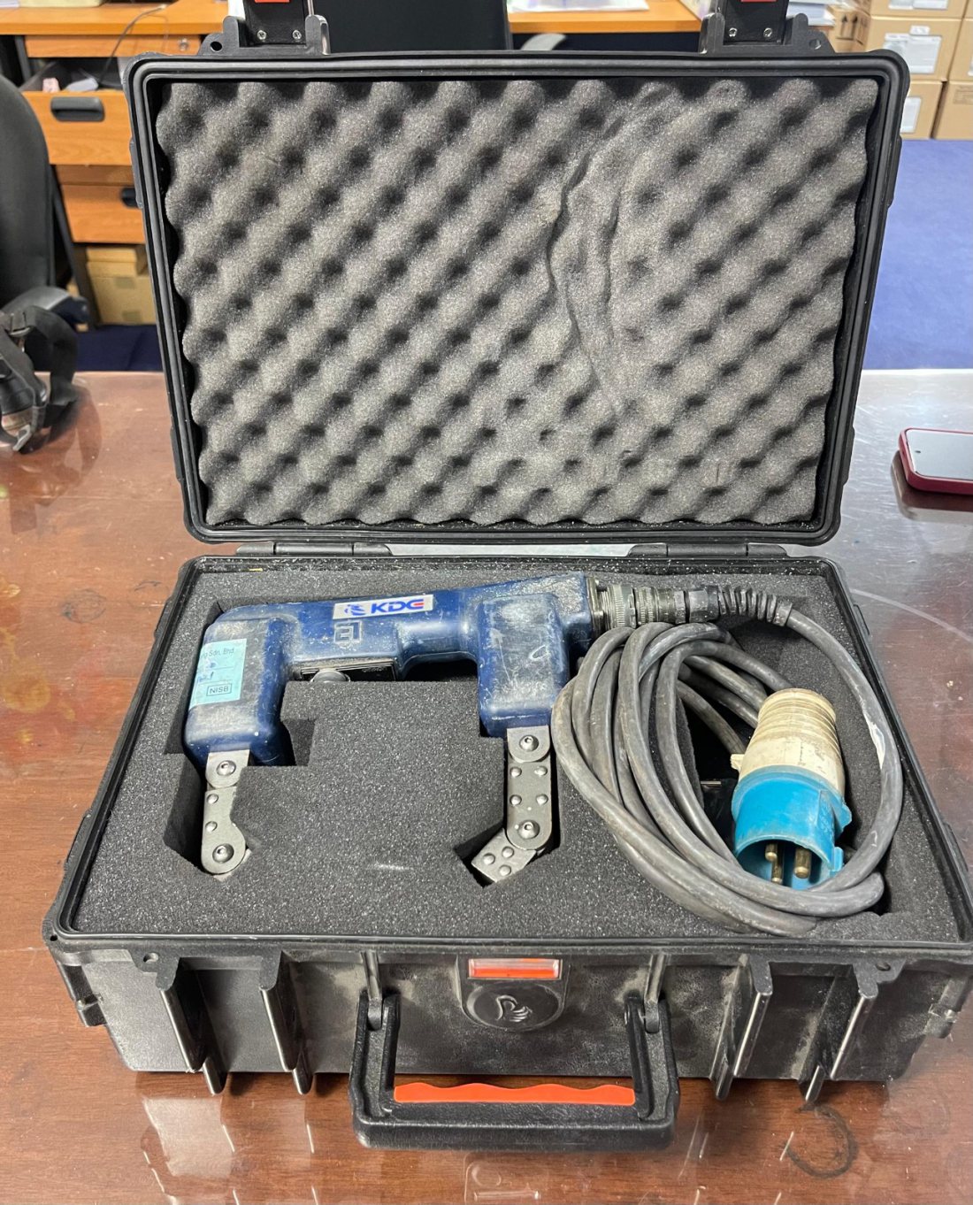 Portable magnetic particle testing yoke used for surface crack detection