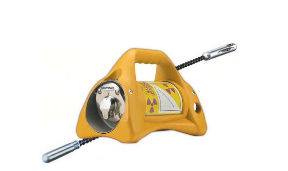 Industrial radiography gamma source projector